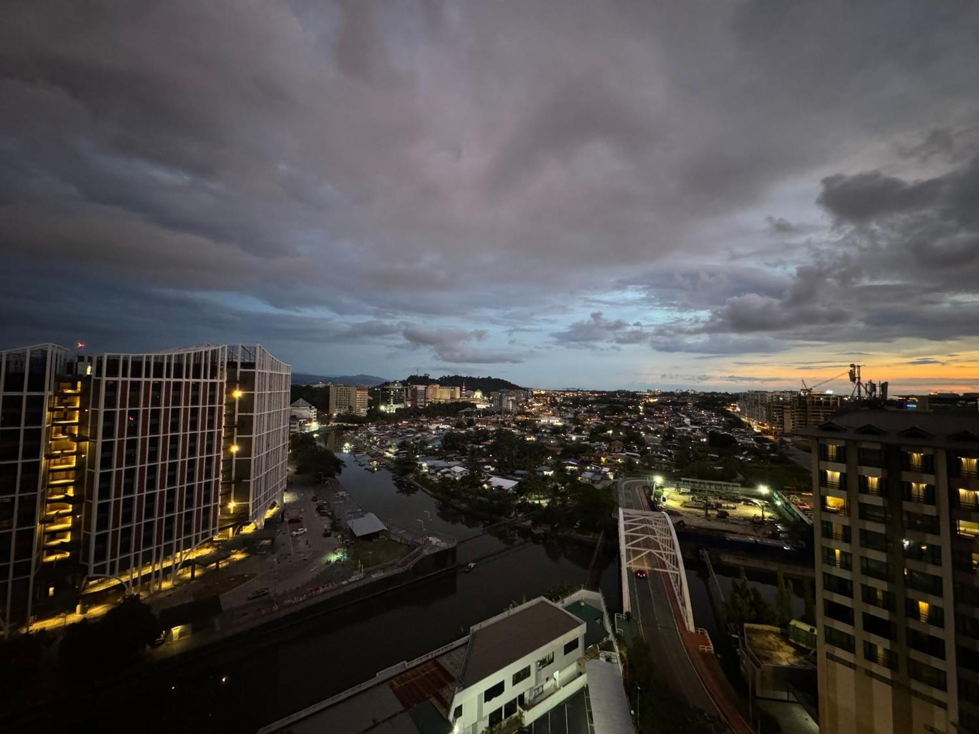 Riverside Opulent Nights At Sky Hotel Кота Кинабалу Екстериор снимка