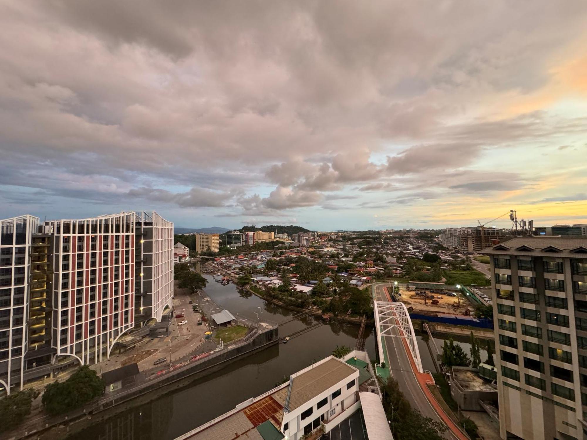 Riverside Opulent Nights At Sky Hotel Кота Кинабалу Екстериор снимка