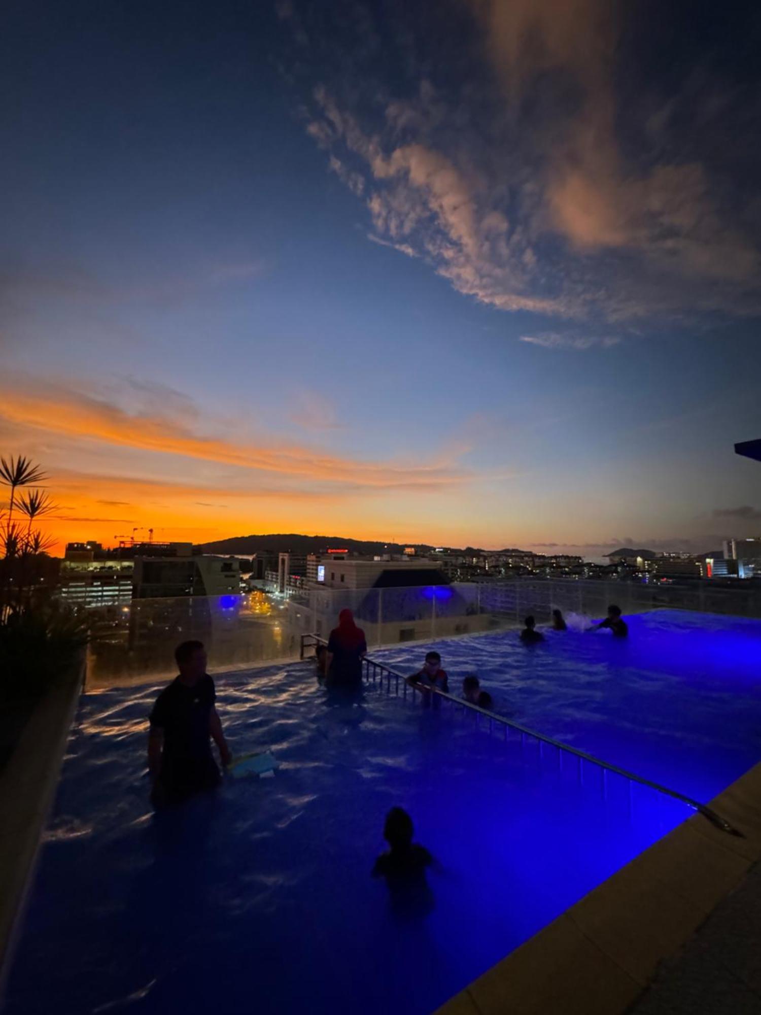 Riverside Opulent Nights At Sky Hotel Кота Кинабалу Екстериор снимка