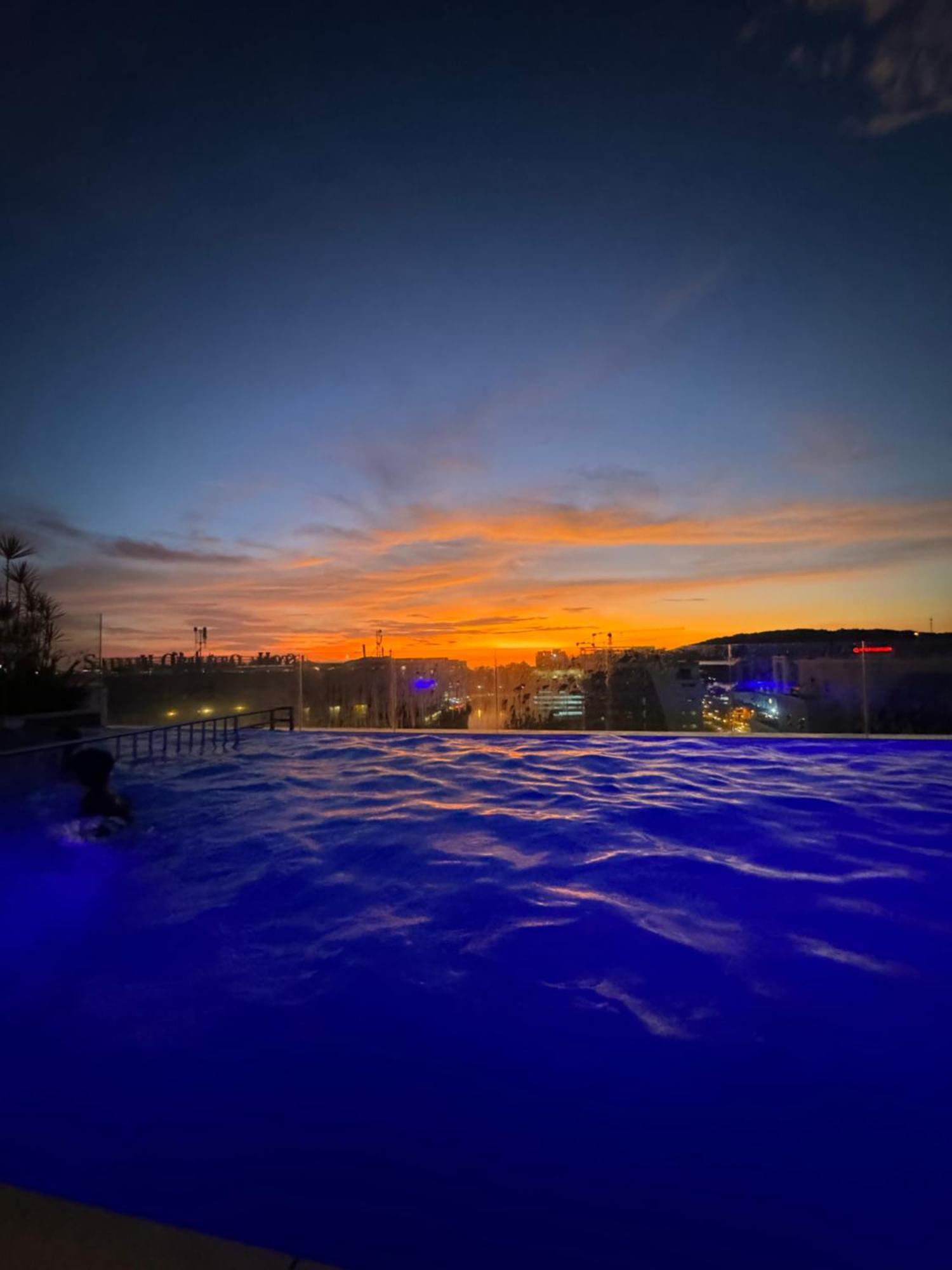 Riverside Opulent Nights At Sky Hotel Кота Кинабалу Екстериор снимка