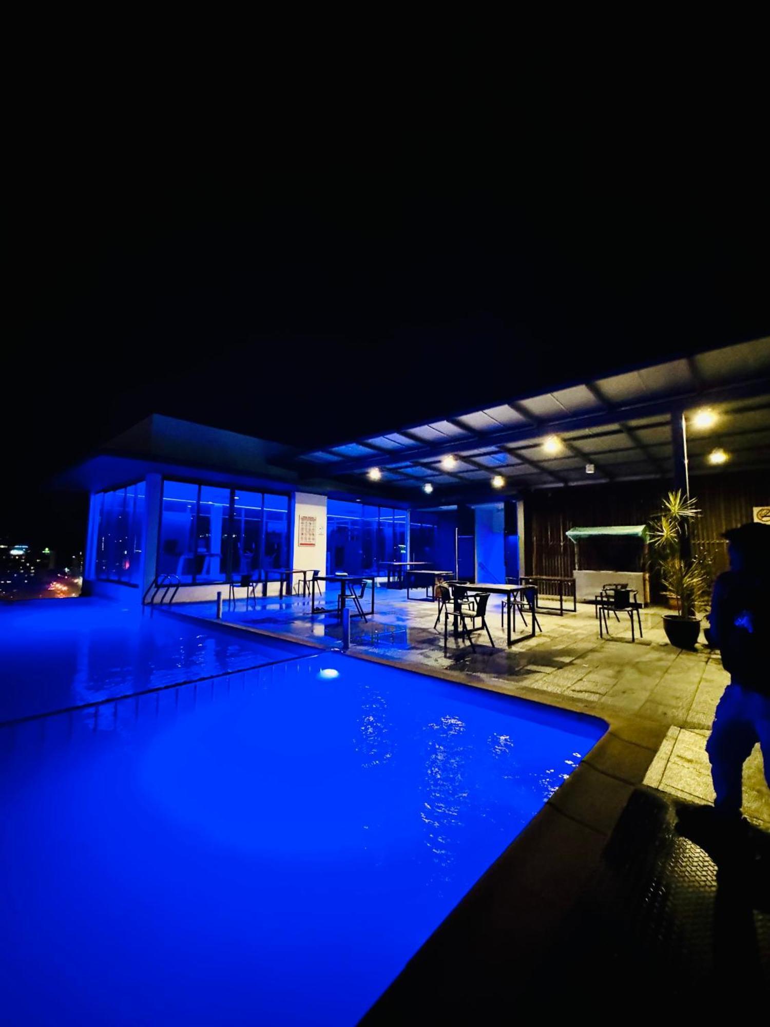 Riverside Opulent Nights At Sky Hotel Кота Кинабалу Екстериор снимка