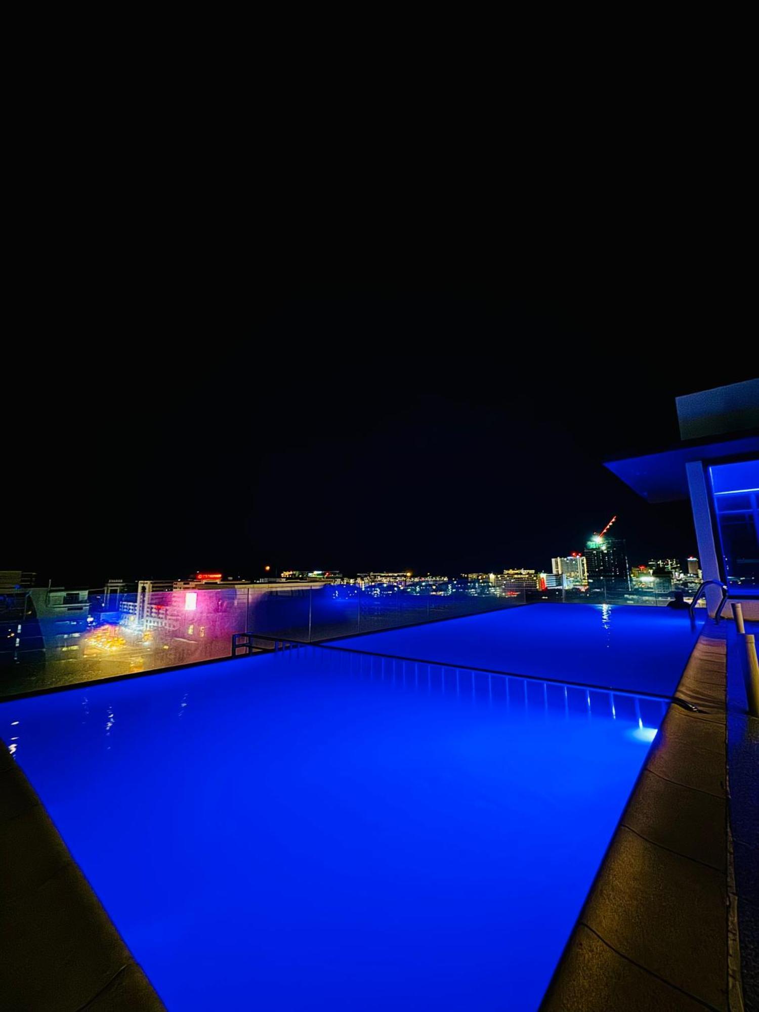 Riverside Opulent Nights At Sky Hotel Кота Кинабалу Екстериор снимка