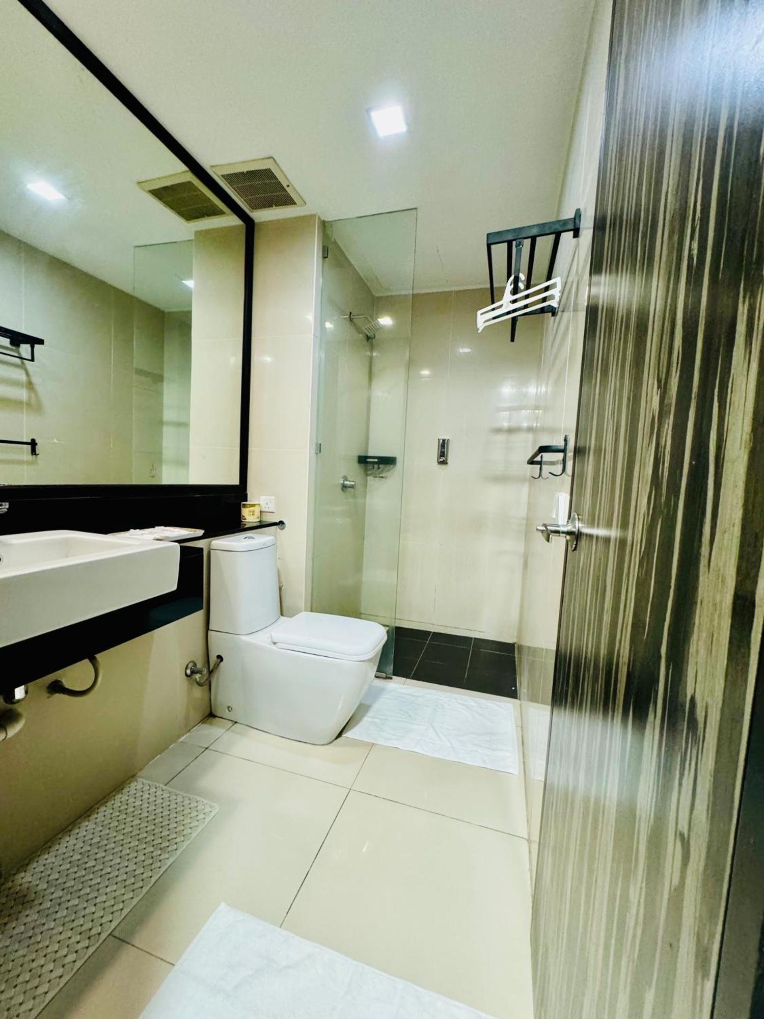 Riverside Opulent Nights At Sky Hotel Кота Кинабалу Екстериор снимка